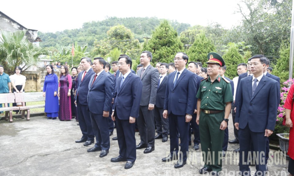 Đoàn đại biểu của Trung ương và tỉnh dâng hương nhân kỷ niệm 115 năm ngày sinh đồng chí Lương Văn Tri