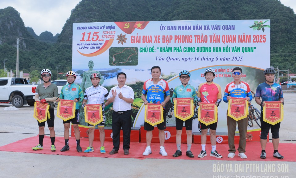 73 vận động viên tham dự Giải đua xe đạp phong trào “Khám phá cung đường hoa hồi Văn Quan” năm 2025