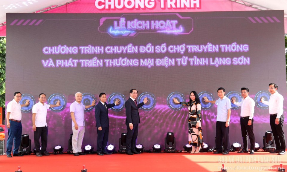 Khai mạc phiên chợ, Chuyển đổi số và thanh toán không tiền mặt kết hợp giới thiệu các giải pháp công nghệ hỗ trợ thương mại điện tử tại Lạng Sơn.