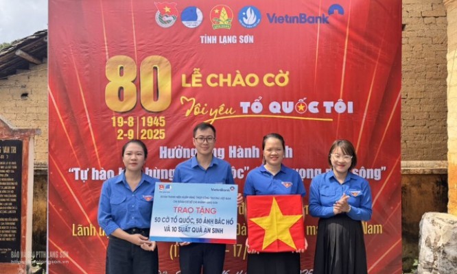 Đoàn thanh niên các phường, xã đồng loạt tổ chức lễ chào cờ “Tôi yêu Tổ quốc tôi”