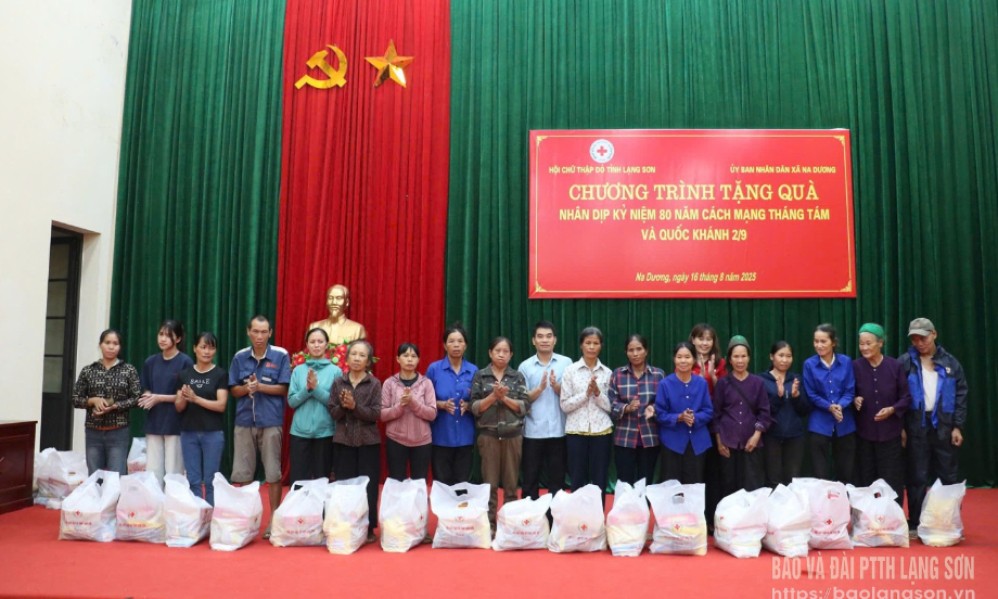 Trao tặng 100 suất quà cho gia đình chính sách, hộ có hoàn cảnh khó khăn tại xã Kiên Mộc, xã Na Dương