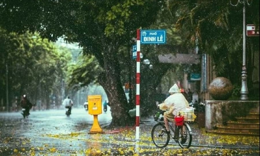 Thời tiết hôm nay (17-8): Áp thấp nhiệt đới đang hoạt động ở Biển Đông; nhiều nơi mưa to