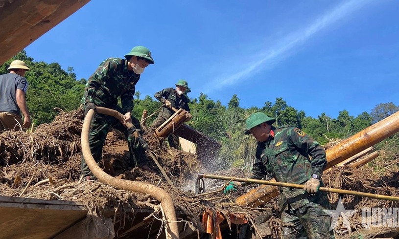 Những “thần đèn” giữa vùng lũ