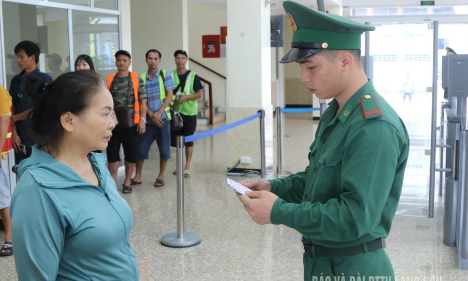 Hơn 25.300 lượt người xuất, nhập cảnh bằng hộ chiếu qua cửa khẩu Tân Thanh