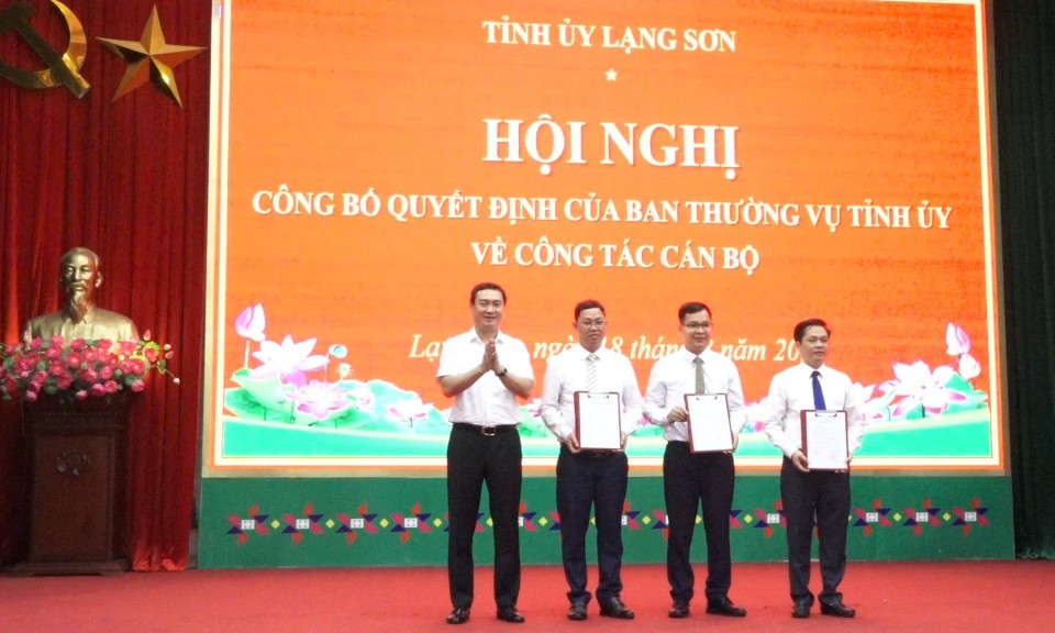 Công bố các quyết định về công tác cán bộ