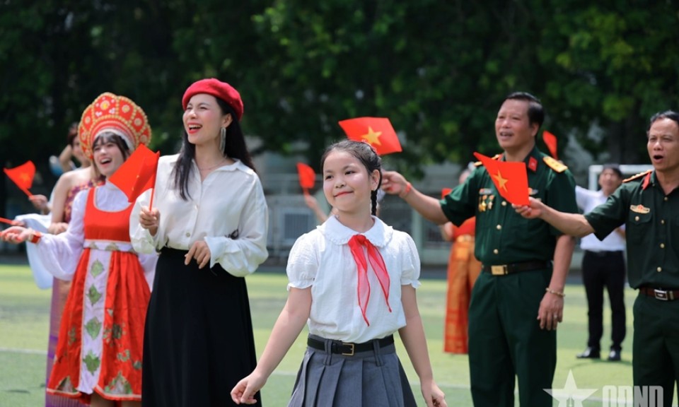 Ra mắt MV “Viết tiếp câu chuyện hòa bình” bằng 13 ngôn ngữ