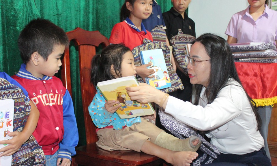 Ban Pháp chế HĐND tỉnh thăm, tặng quà học sinh có hoàn cảnh khó khăn tại xã Tân Tri
