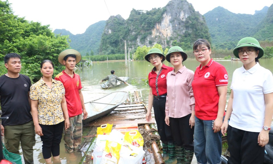 Hội Chữ thập đỏ tỉnh hỗ trợ khẩn cấp cho các hộ dân bị ảnh hưởng bởi mưa lũ tại xã Cai Kinh  